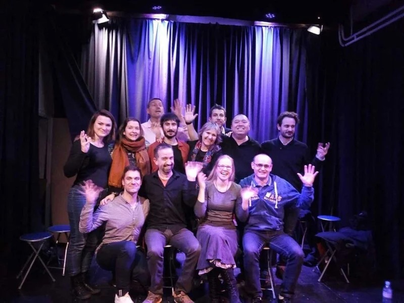 La troupe des Illuminés de Lyon sur la scène du studio